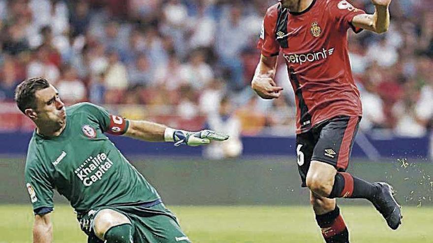 Carlos Castro encara a Basilio en el partido de anoche.