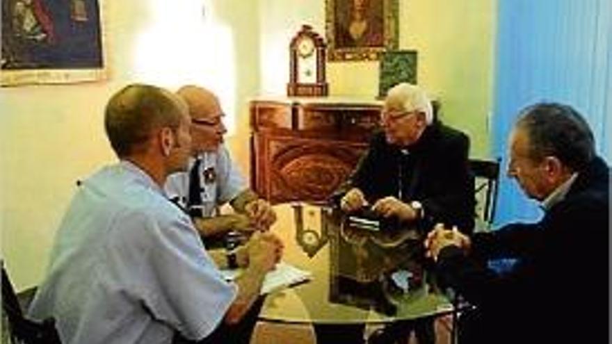Una imatge de la trobada entre el Bisbat i els Mossos d&#039;Esquadra.