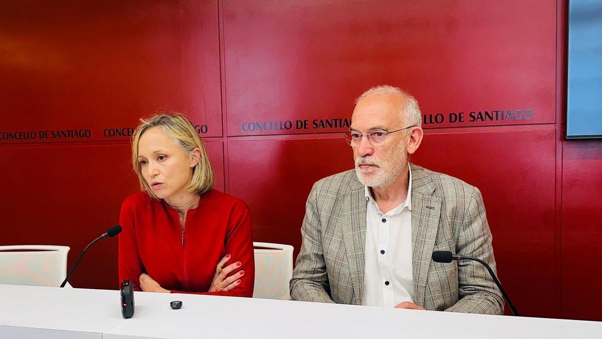 Os socialistas de Santiago Abal e Guinarte en rolda de prensa no Concello.