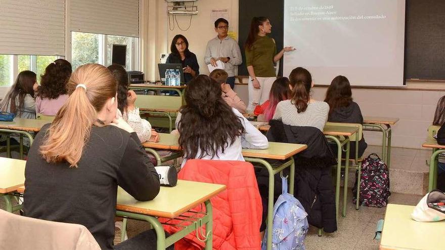 La alumna Sara Méndez explica, ayer, la historia de emigración de su familia, en el Puga Ramón.