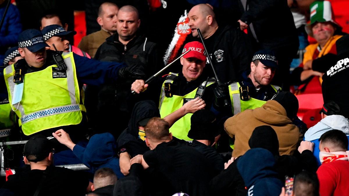 La afición húngara cargó contra la policía en en Wembley tras las protestas racistas de los inleses