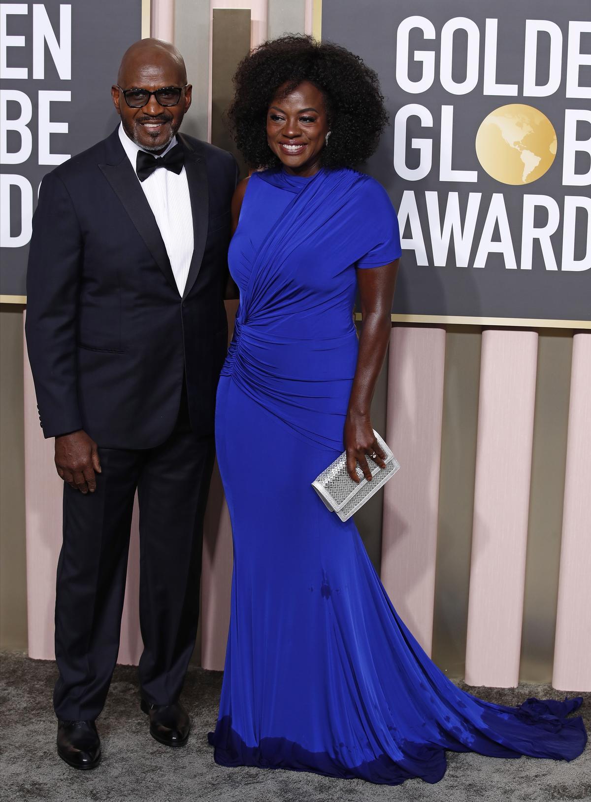 Beverly Hills (United States), 10/01/2023.- Julius Tennon (L) and Viola Davis (R) arrive for the 80th annual Golden Globe Awards ceremony at the Beverly Hilton Hotel, in Beverly Hills, California, USA, 10 January 2023. Artists in various film and television categories are awarded Golden Globes by the Hollywood Foreign Press Association. (Estados Unidos) EFE/EPA/CAROLINE BREHMAN