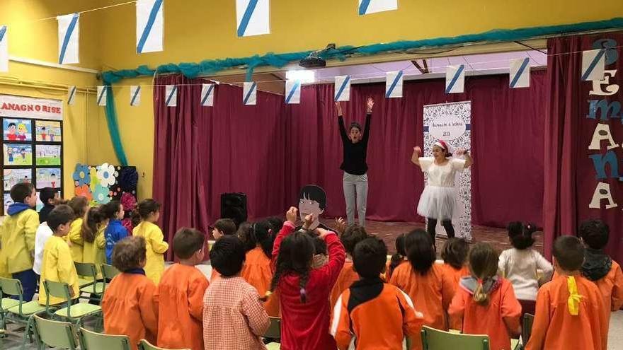 Unha das actividades celebradas no colexio da Laxe dentro da Semana Cultural das Letras. // S.A.