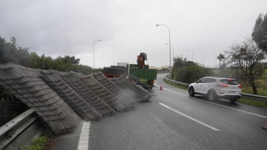 Una grúa retiró las vallas metálicas que perdió el camión ayer a mediodía en Palma.