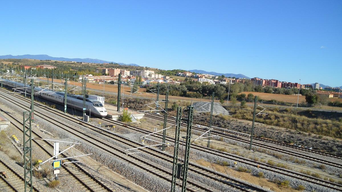 La plataforma actual de vies en el terme de Vilafant amb Figueres al fons.