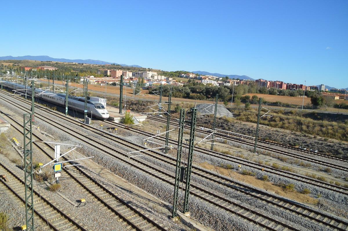 La plataforma actual de vies en el terme de Vilafant amb Figueres al fons.