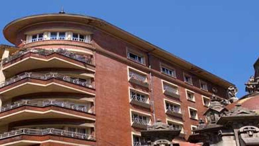 Casa en la calle Melquíades Álvarez de Oviedo, del año 1952, proyectada por Juan Vallaure, al lado de la iglesia de San Juan, una de las que inician el renacimiento del movimiento moderno.  / ana muller