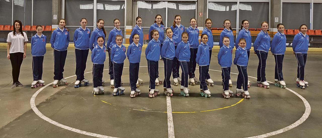 Foto de familia de las componentes del Club Náyade de patinaje artístico de Grado. c. n.