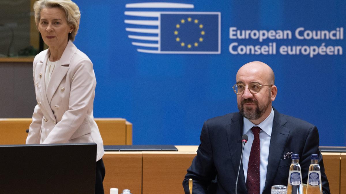 La presidenta de la Comisión Europea, Ursula von der Leyen, y el presidente del Consejo Europeo, Charles Michel, durante la cumbre de líderes de la UE, este jueves en Bruselas.