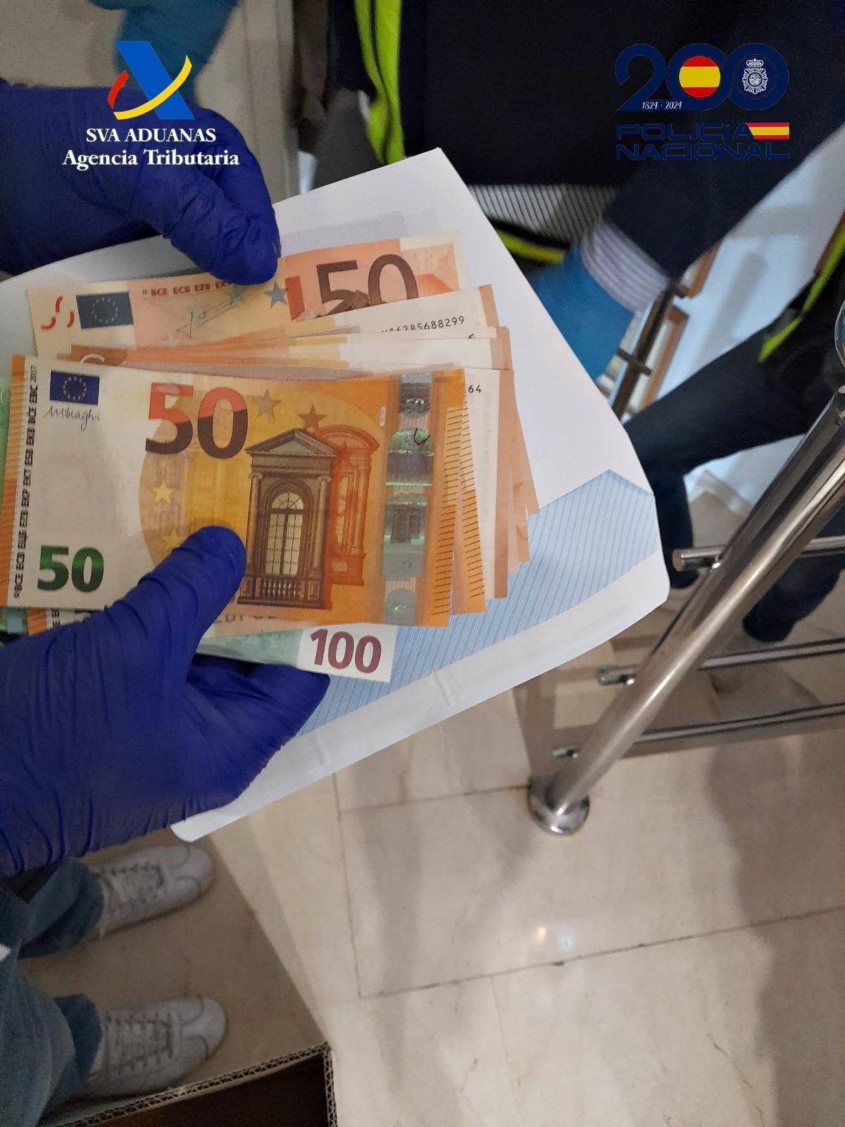 Dinero falso.