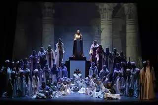 La puesta en escena de la ópera 'Aida' levanta al público de sus butacas en el Gran Teatro