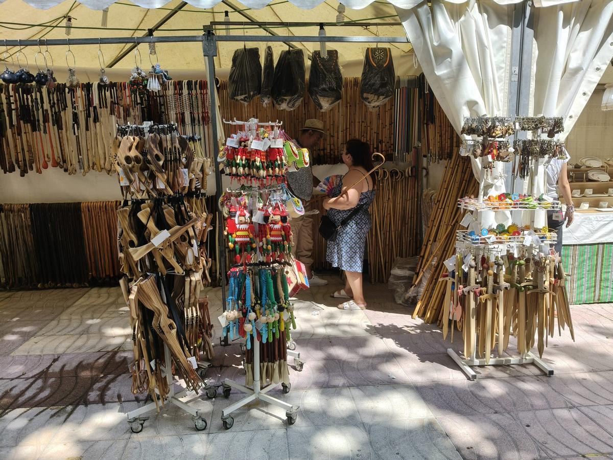 Los puestos de la Fira de Xàtiva ya están montados y acogen a sus primeros clientes