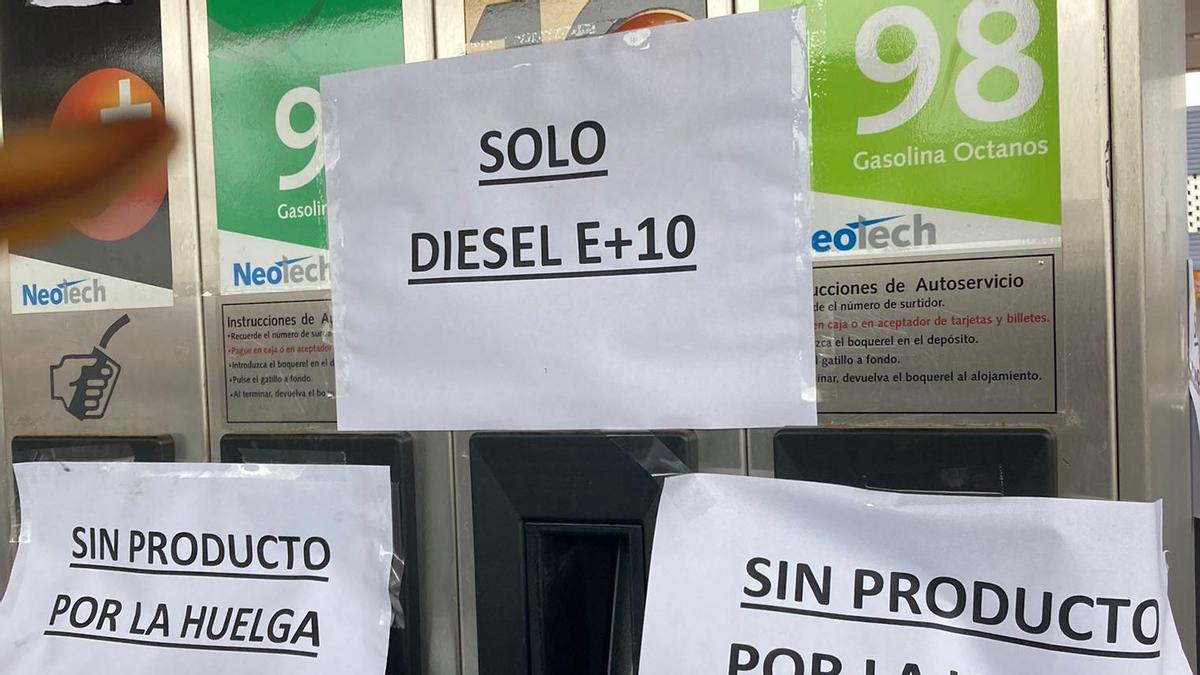 Carteles colocados hoy en una gasolinera de Badajoz.