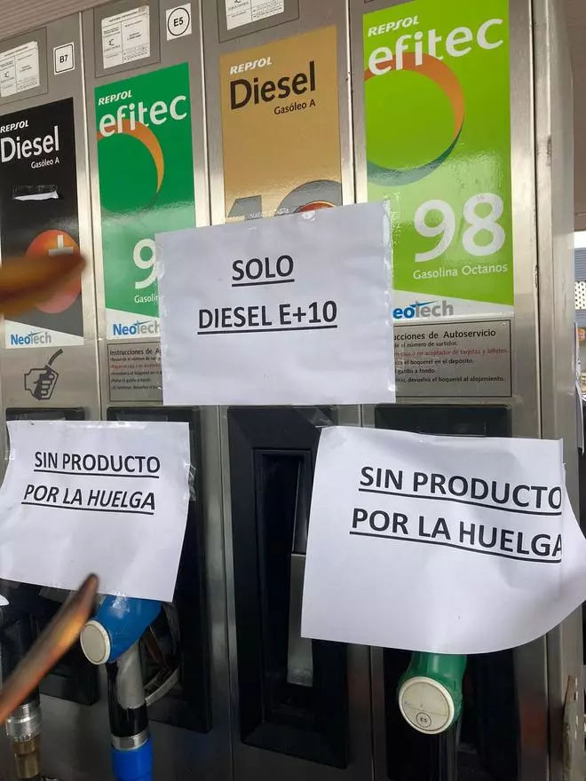 La Guardia Civil escolta trece camiones cisterna para garantizar el suministro