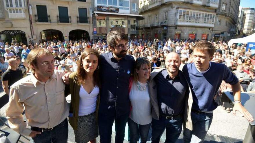 Hermida, Solla, Cal, Santos, Villares y Errejón, ayer en la Plaza de A Peregrina. // Gustavo Santos