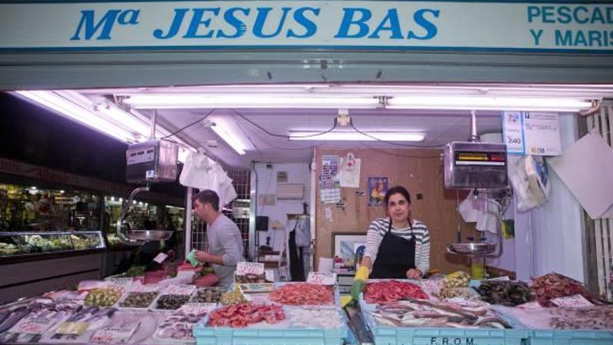 María Jesús Bas en su puesto de pescadería en el Mercado Central de Alicante.