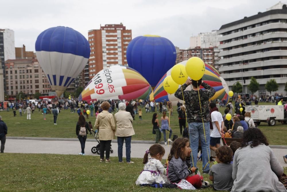 Salida de la regata de globos aerostáticos desde el "solarón", en Gijón.