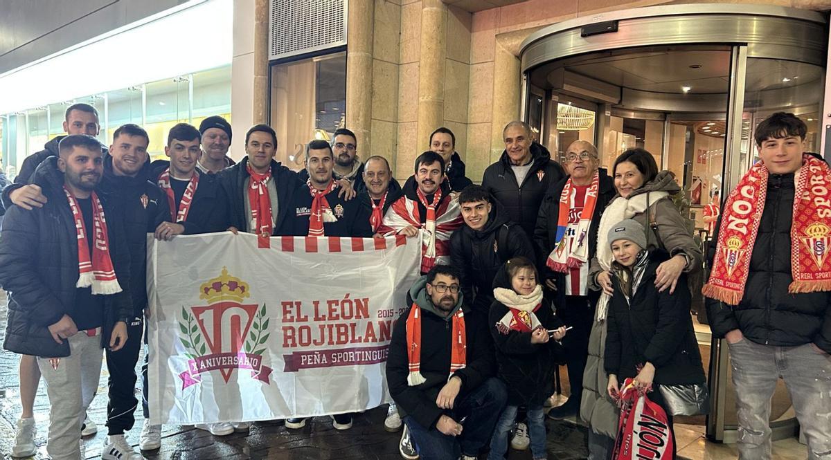 El León Rojiblanco, ayer, con Guille, Manu Rodríguez, Dubasin, Joaquín y Daniela Alonso, «refuerzo de lujo», a la llegada del Sporting a León. | RSG