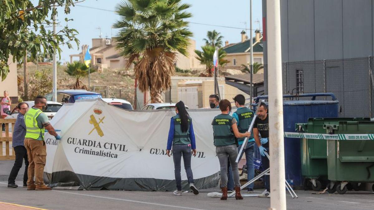 Agentes de la Guardia Civil inspeccionan el contenedor. | TONY SEVILLA