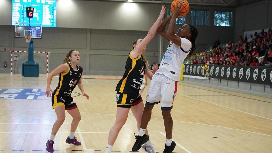 Nia Daniel, de Maristas, intenta un lanzamiento frente a dos rivales del Baloncesto Sevilla.