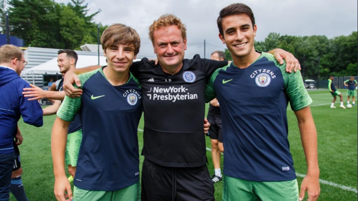 Albert Puig junto a los exazulgranas Eric García y Adrián Bernabé