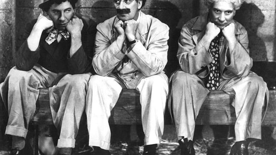 Foto de archivo de Groucho Marx  junto a sus hermanos Chico y Harpo en un fotograma de una de sus películas.