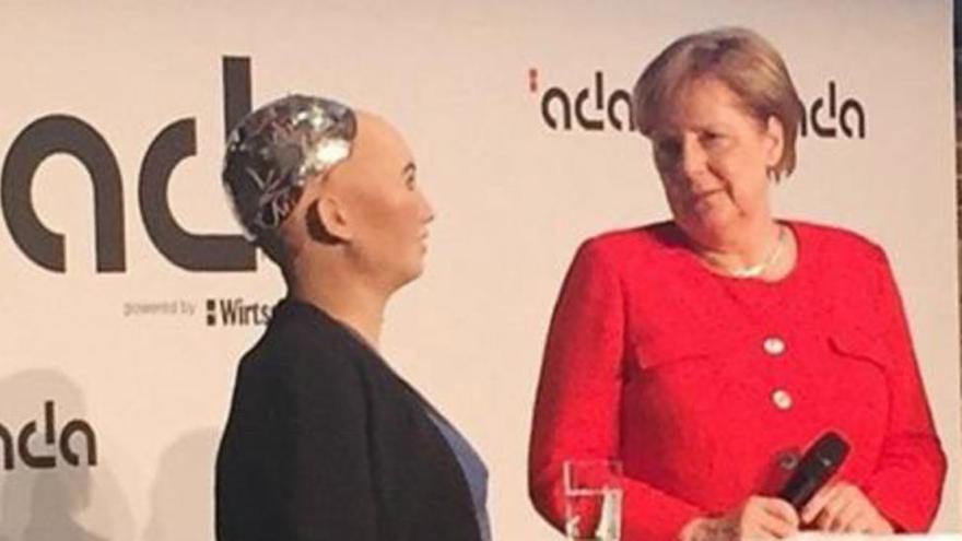 Angela Merkel encuentra consuelo en la androide Sophia