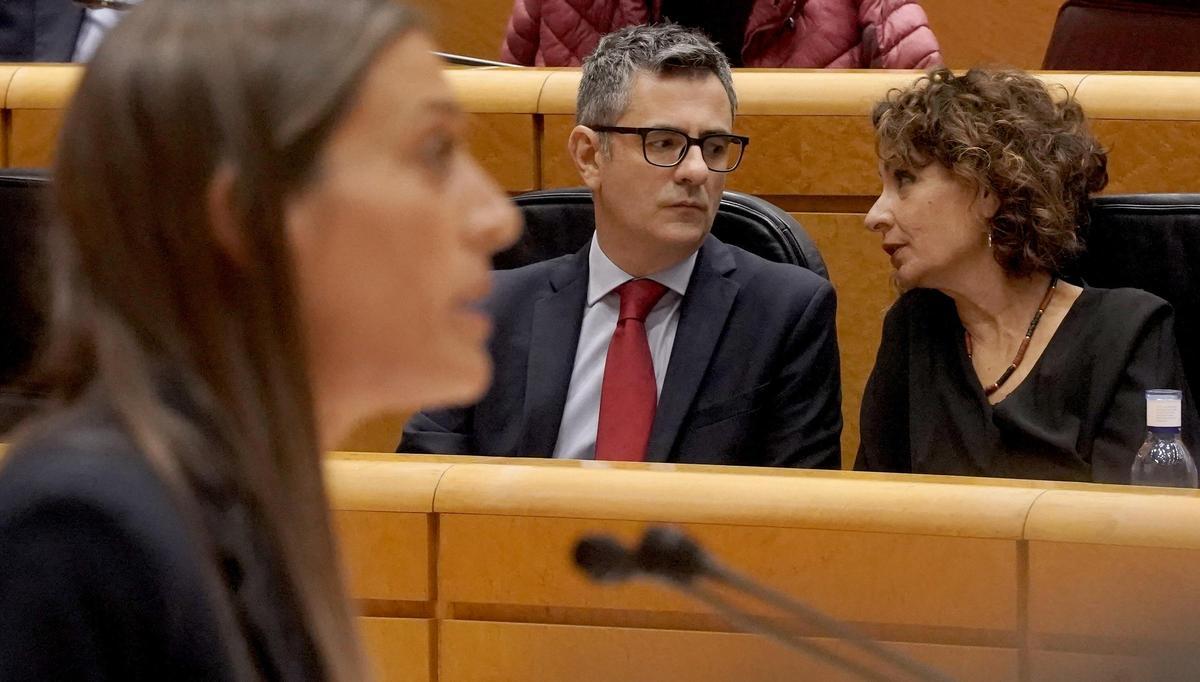 Los ministros Félix Bolaños y María Jesús durante la intervención en el pleno de la portavoz de Junts, Míriam Nogueras.