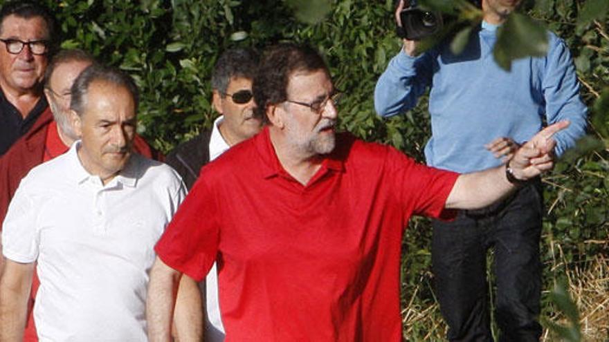 Rajoy, durante su paseo por Ribadumia.