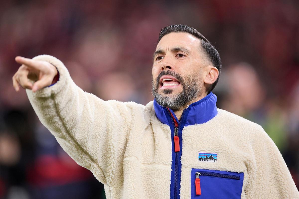 Eder Sarabia da indicaciones, durante el partido en San Mamés.