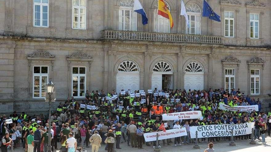 Concentración de trabajadores de Ence ante la Diputación provincial en 2015. // Rafa Vázquez