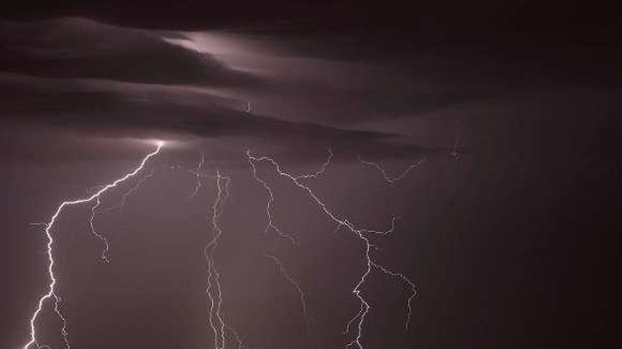 La tormenta eléctrica del martes sobre la ría de Vigo, desde Monte Cepudo . // Efe