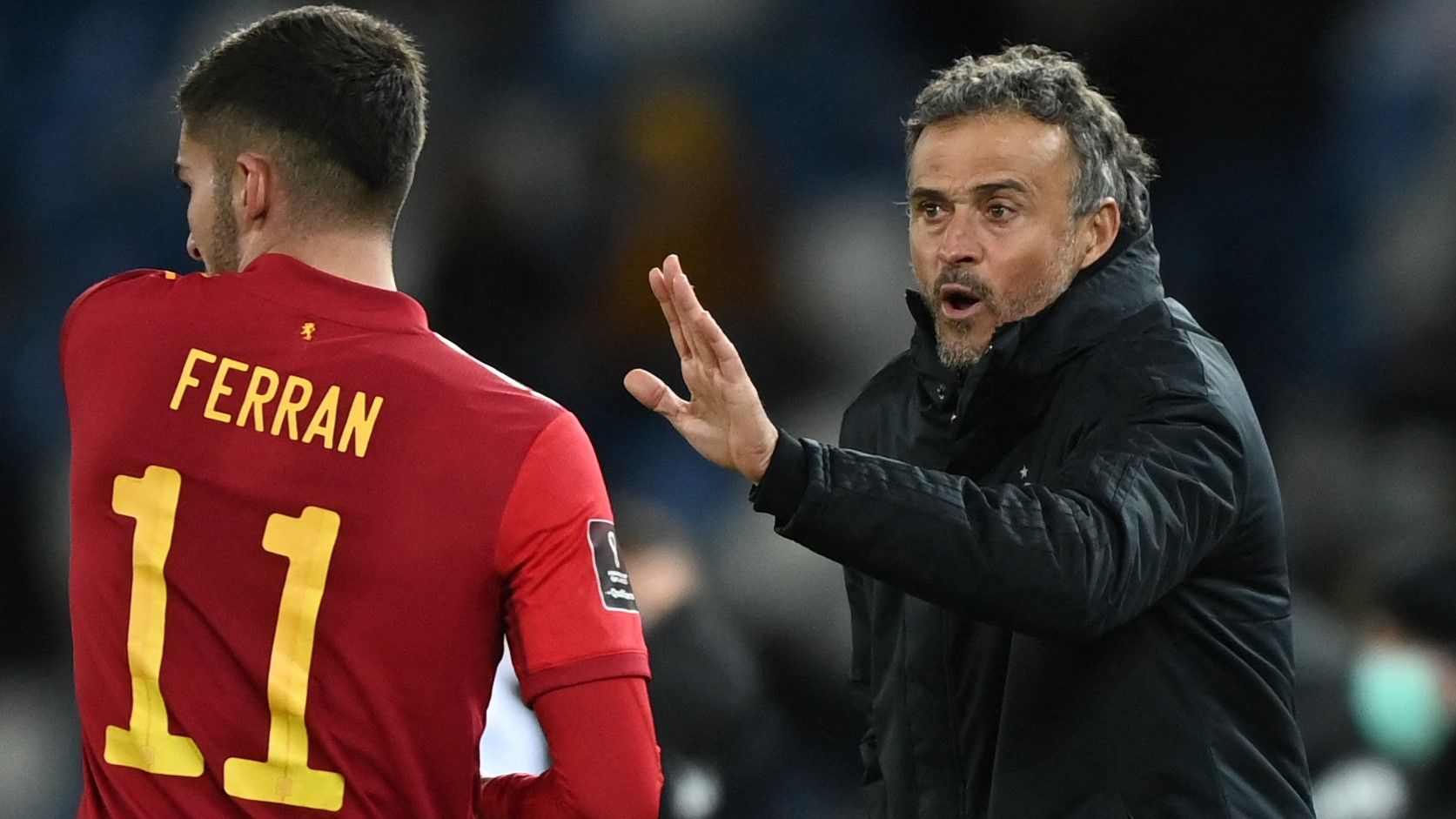 Luis Enrique da instrucciones a Ferran Torres en el partido ante Georgia.