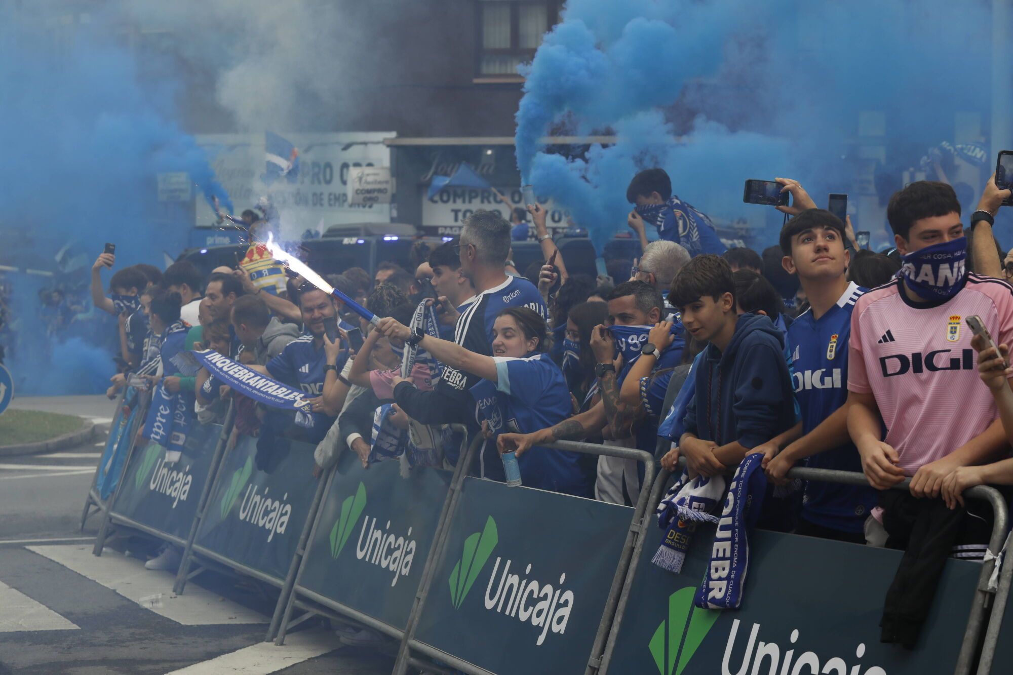 Así fue el recibimiento de la afición al Real Oviedo y toda la previa del último partido de la temporada