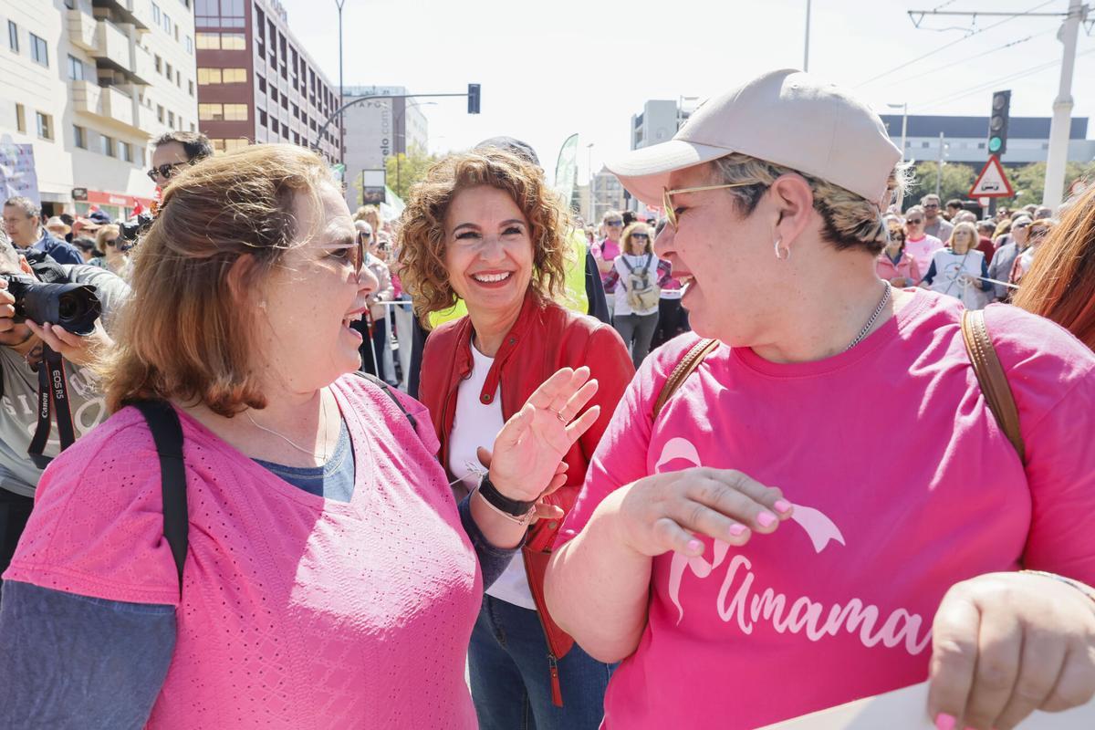 La secretaria general del PSOE-A, María Jesús Montero (c), participa en la manifestación sanitaria convocada por la Coordinadora Andaluza de Mareas Blancas, este domingo en Sevilla.