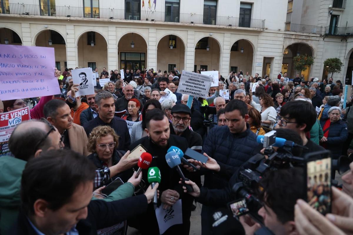 Protesta frente al Ayuntamiento de Alicante por las VPO