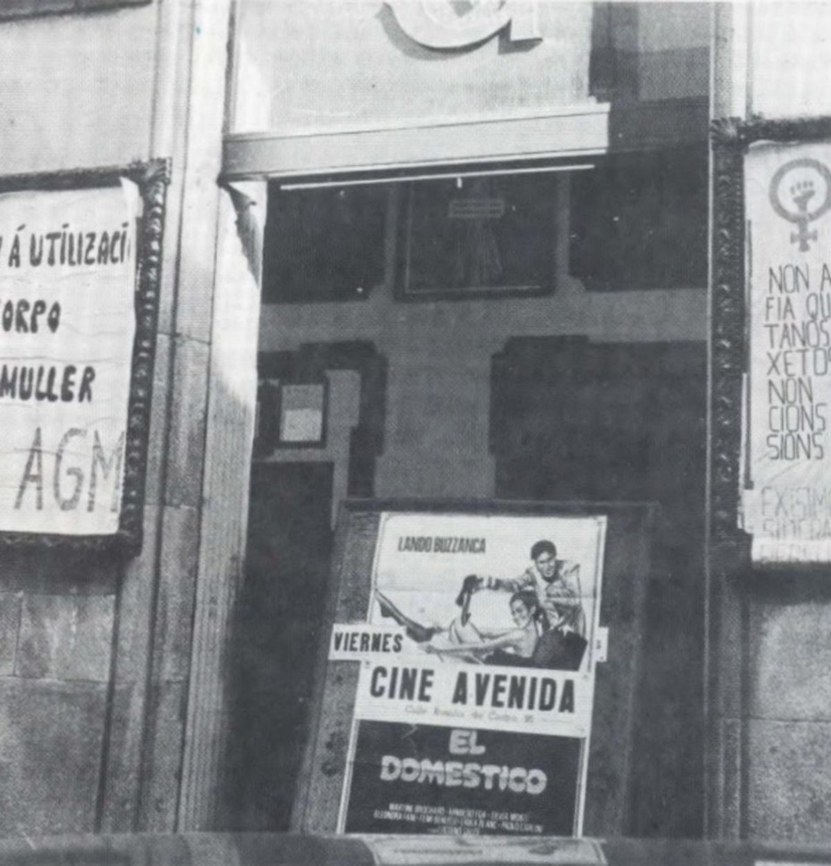 Carteles feministas delante de la Sala Yago / cedida