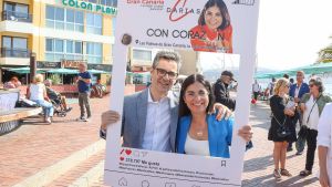 El ministro de la Presidencia, Relaciones con las Cortes y Memoria Democrática, Félix Bolaños, y la candidata del PSOE a la Alcaldía de Las Palmas de Gran Canaria, Carolina Darias, durante un recorrido por el Paseo de Las Canteras, a 23 de mayo de 2023, en Las Palmas de Gran Canaria.