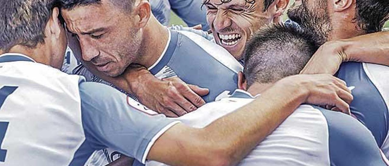 Los jugadores del Atlético Baleares celebrando un gol de Hugo Díaz.