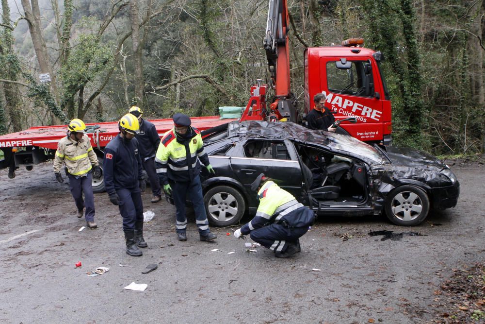 Retiren el vehicle accidentat en una pista forestal de Susqueda