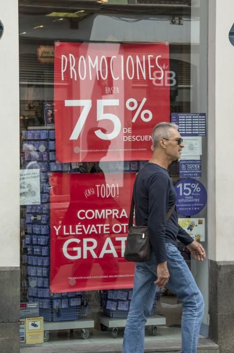 LAS PALMAS DE GRAN CANARIA A 30/06/2017. Rebajas de verano en las tiendas de la zona comercial de Triana. FOTO: J.PÉREZ CURBELO