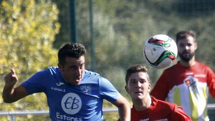 Dos jugadores disputan un balón por alto en el Pahíño. // Marcos Canosa