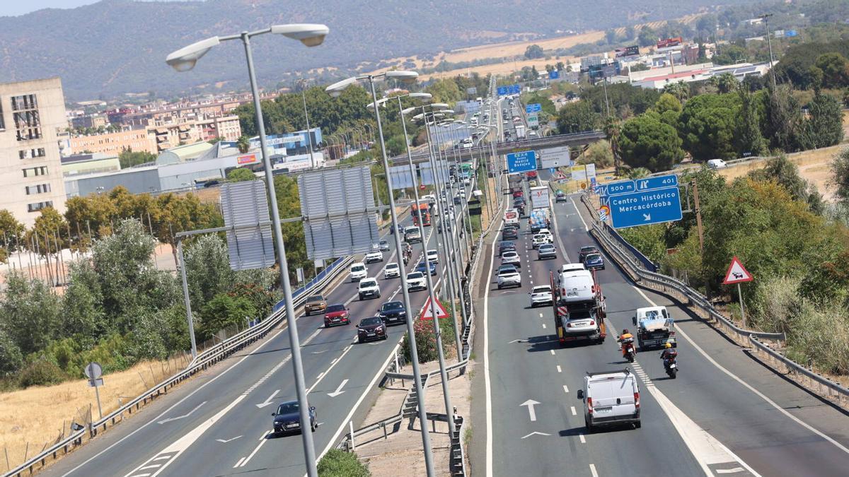 Tráfico en la A-4 a su paso por Córdoba este lunes, último día de la Operación Retorno.