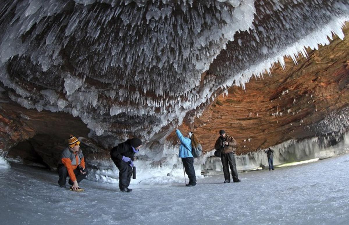 Alguns visitants s’ajupen per no donar-se un cop al sostre de les coves.