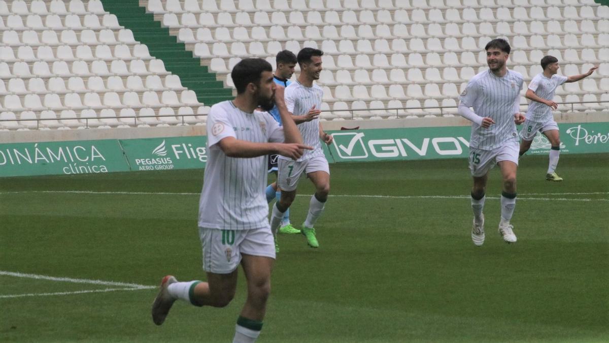 Roberto Abreu celebra uno de sus goles con el Córdoba CF B ante el Rota en el pasado choque en El Arcángel.