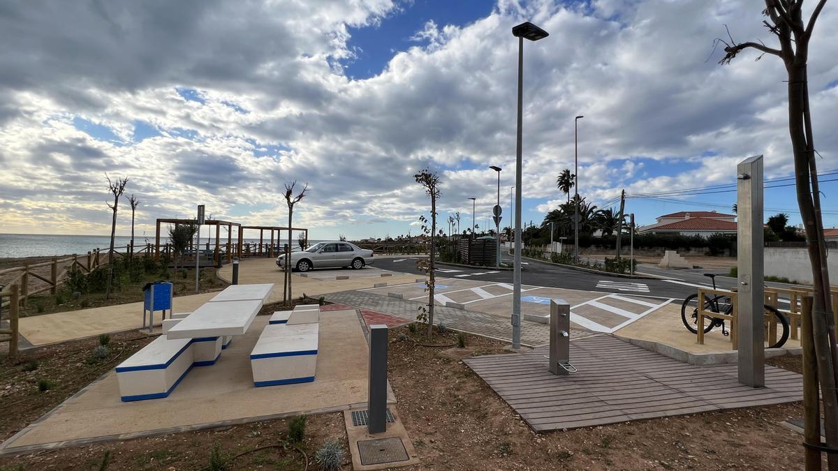 La nueva zona de recreo incorpora mesas de picnic también.