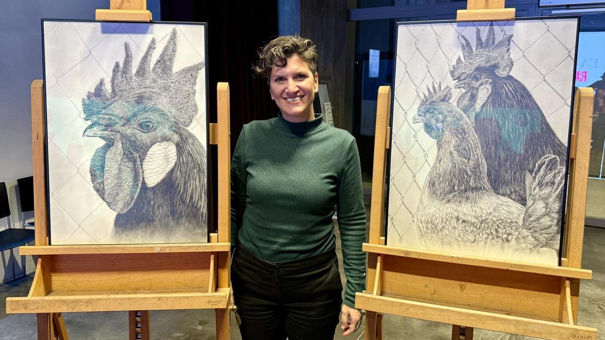 La alcaldesa de El Prat de Llobregat, Alba Bou, junto con dos cuadros para la Fira Avícola de la ciudad