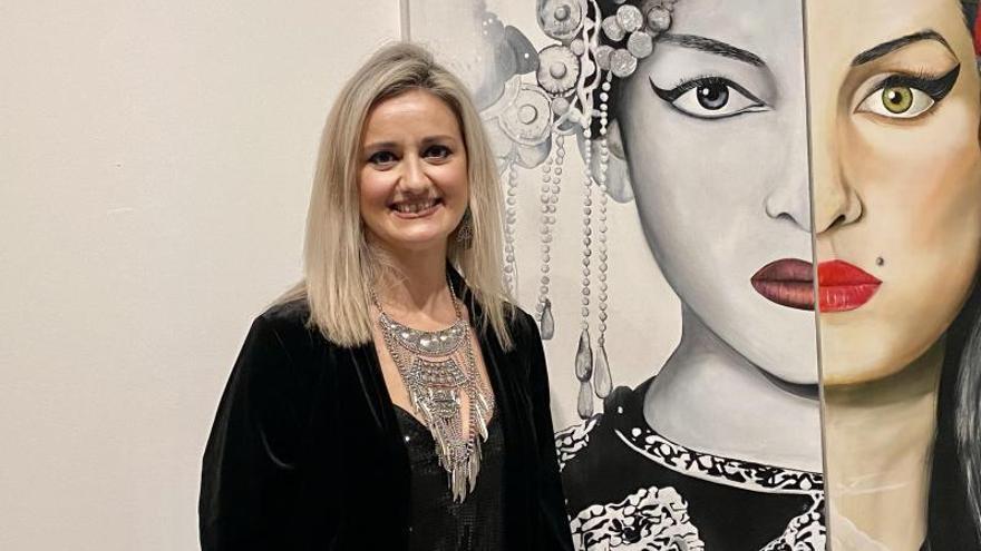 La artista plástica Carmen López junto a uno de sus obras.