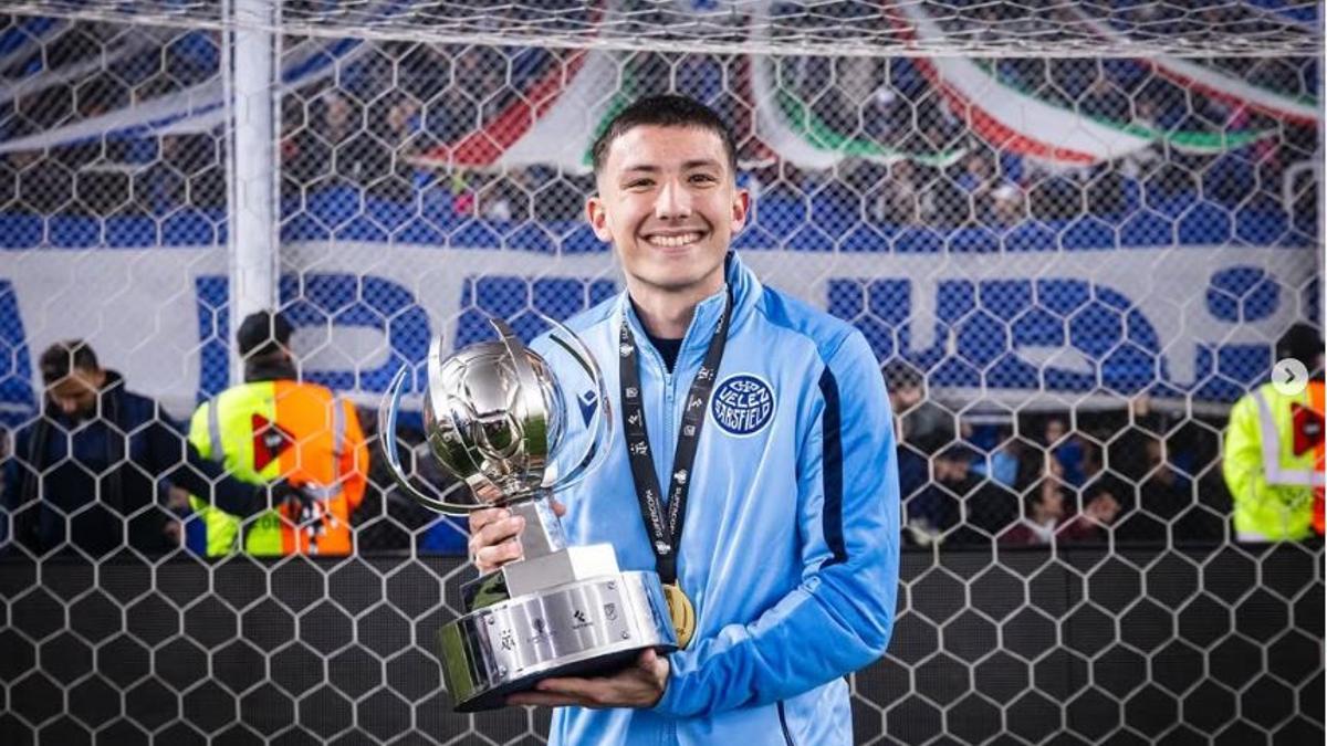 Thiago Fernández con uno de sus dos títulos con Velez.