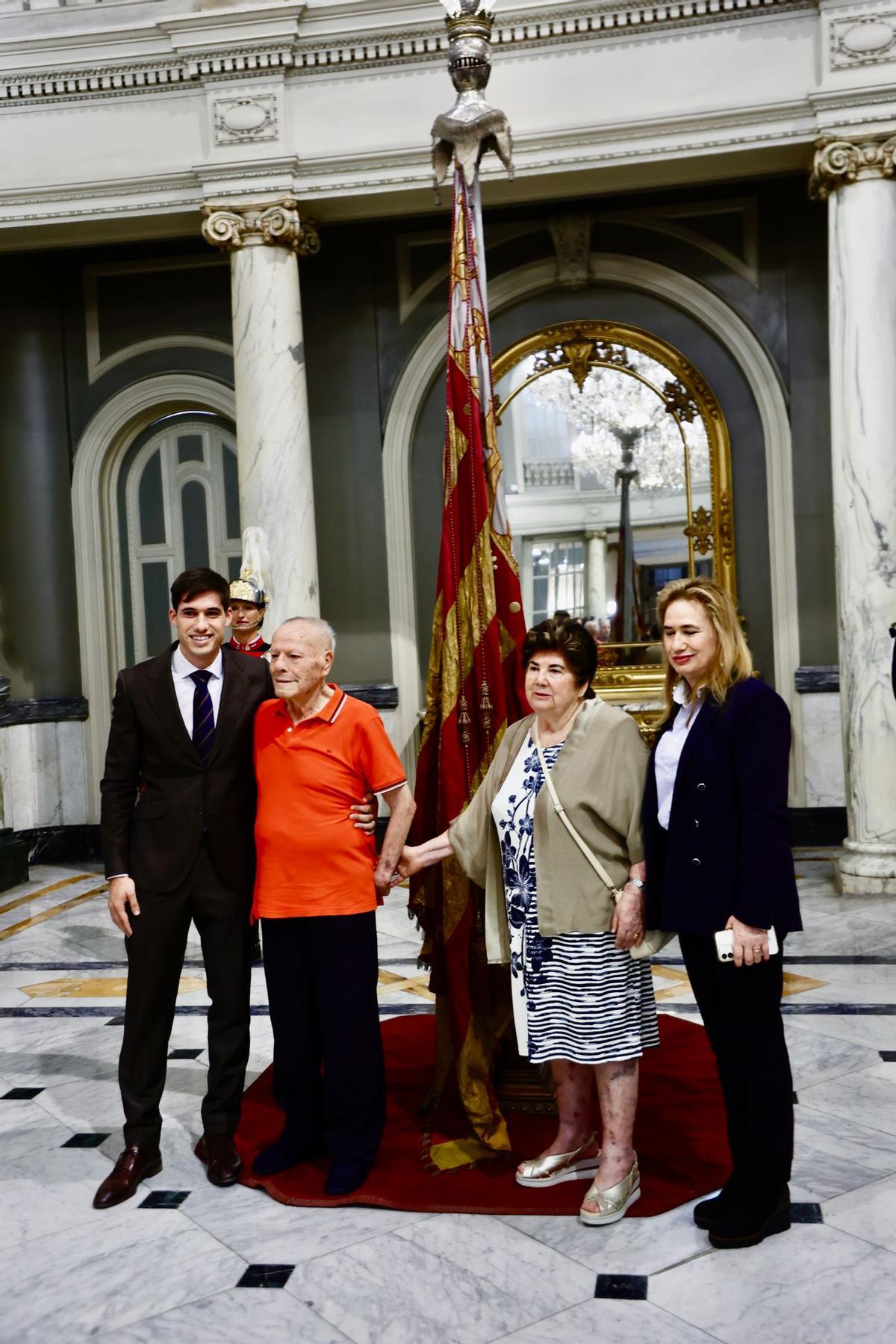 Borja Sanjuan con la Senyera junto a su madre y sus abuelos.
